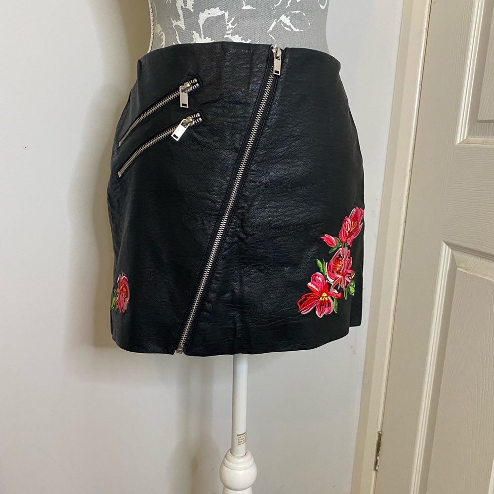Faux leather black floral embroidered lined skirt size 10 - Picture 1 of 6